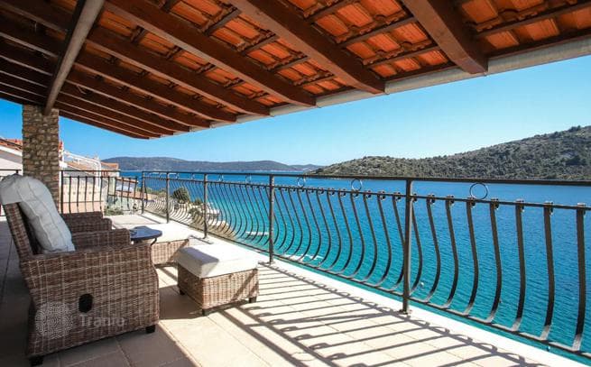 Stone Villa with Private Pool and BBQ Area Beachfront in Trogir, photo 5