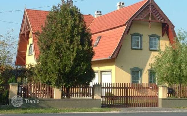 Меблированный дом с садом и гаражом рядом с озером, Балатонфелдвар, Венгрия