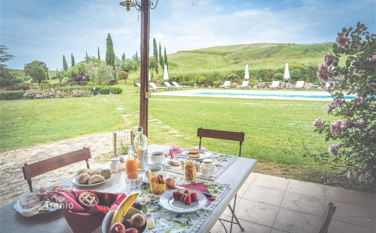 Farmhouse with Pool and Guest Wing in Castelnuovo d'Orcia, Siena