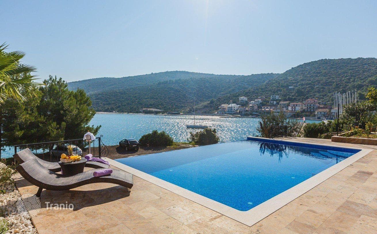 5-Bedroom Luxury Villa with Terrace, Private Pool and Sea View in Trogir