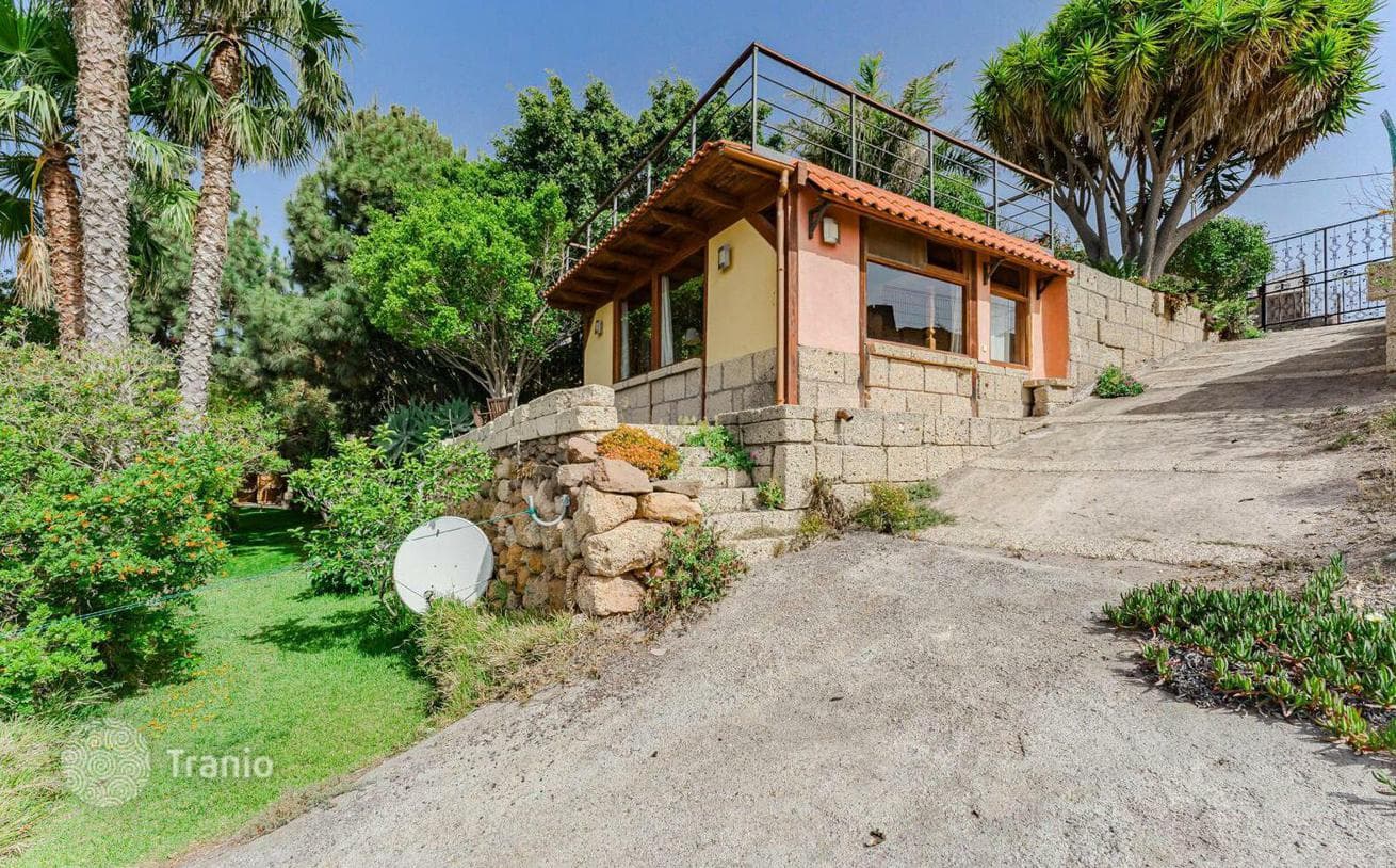 3-Bedroom Villa with Landscaped Gardens and 2 Guest Apartments in Villa de Arico, Tenerife, photo 3