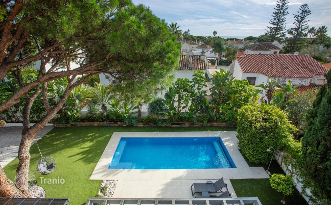 6-Bedroom Villa with Private Pool and Sea View in Marbella Golden Mile