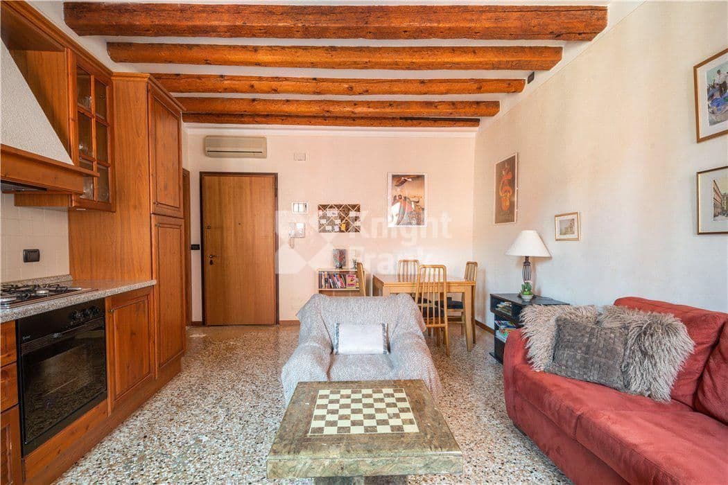 2-Bedroom Apartment in Venice, Italy, photo 4