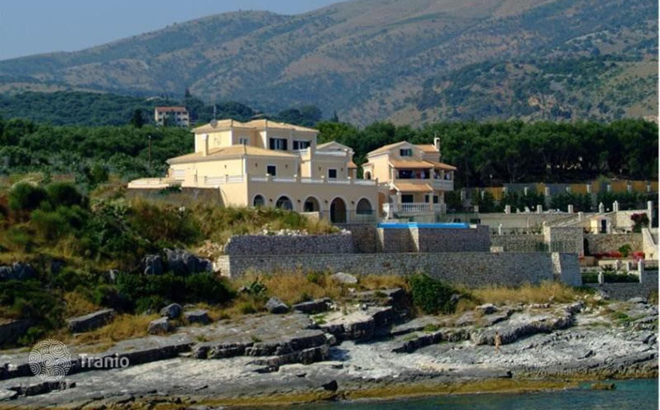 Beachfront Villa with Private Sea Access in Kassiopeia, Corfu, photo 4