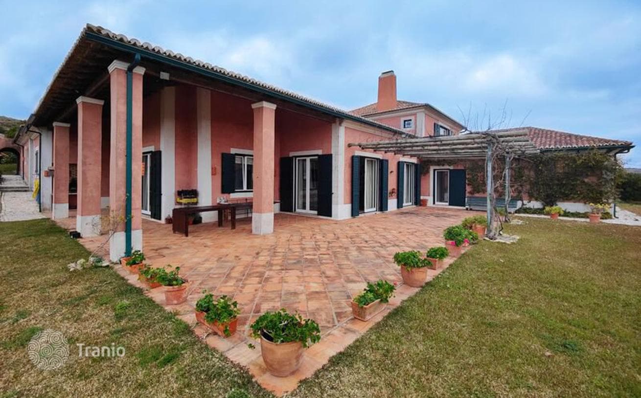 6-Bedroom Villa with Land Plot in Lisbon