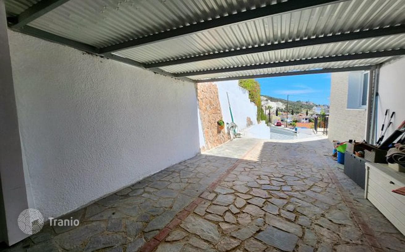 4-Bedroom Villa with Private Pool in Tala, Cyprus, photo 4