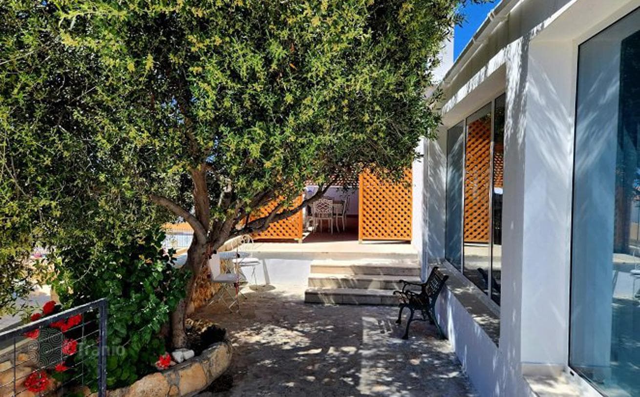 4-Bedroom Villa with Private Pool in Tala, Cyprus, photo 5