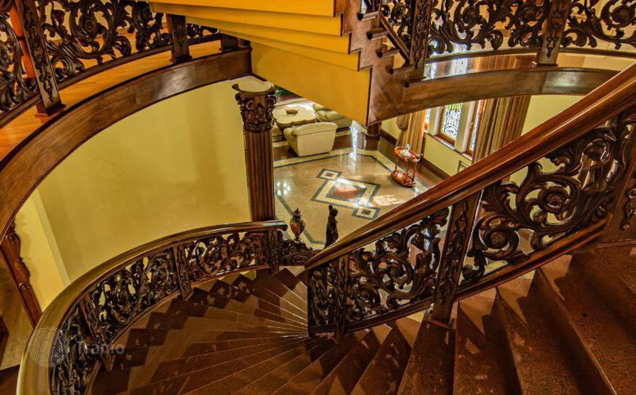 5-Bedroom House with Pool and Sauna in Central Batumi
