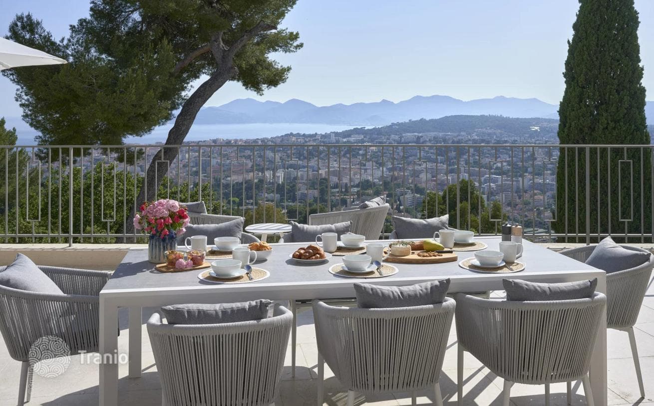 5-Bedroom Villa with Pool in Le Cannet, photo 3