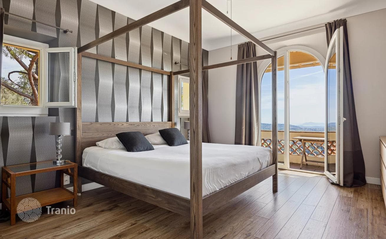 4-Bedroom Villa with Panoramic Sea Views in Chateauneuf-Grasse