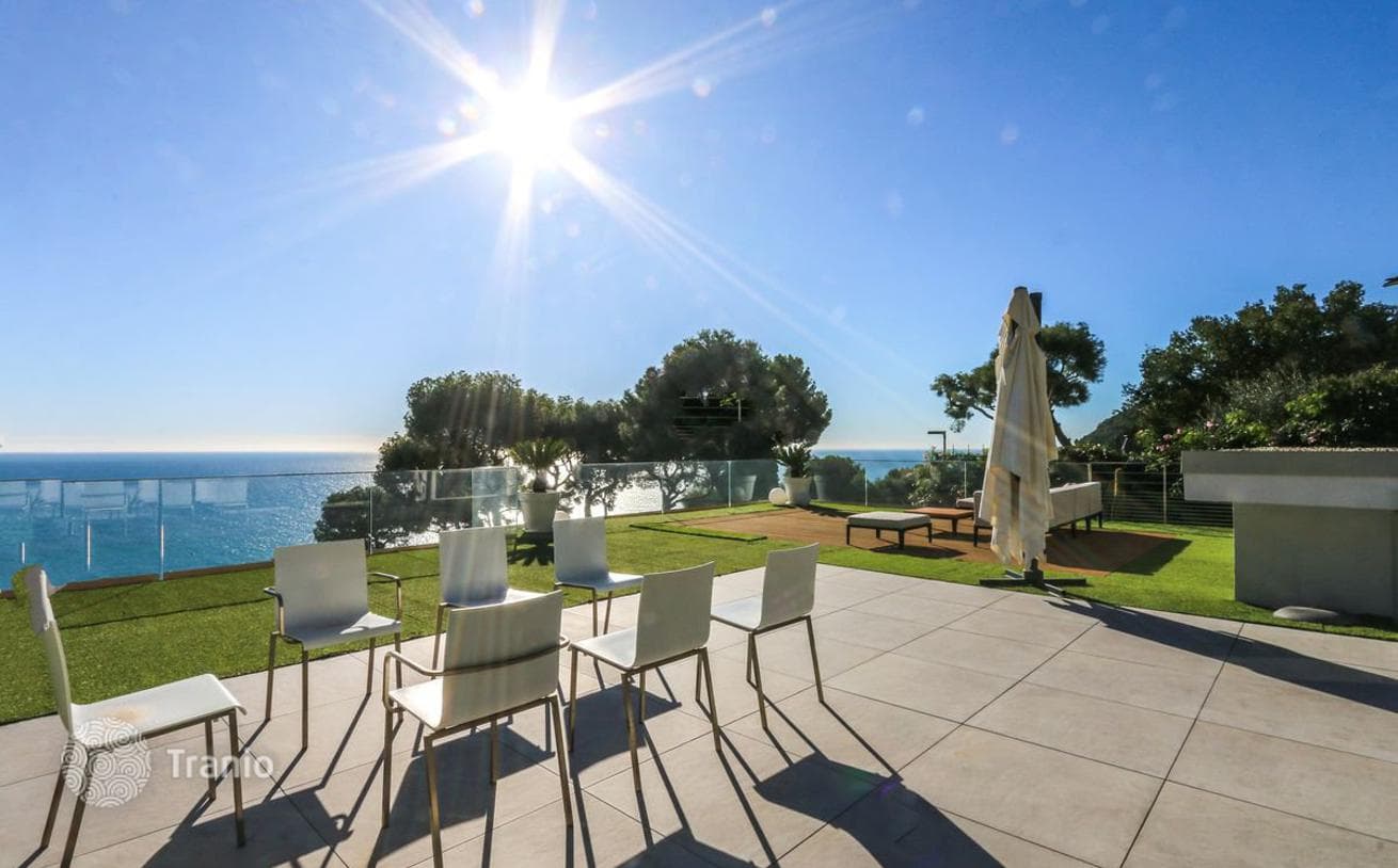 4-Bedroom Villa with Sea View in Beaulieu-sur-Mer