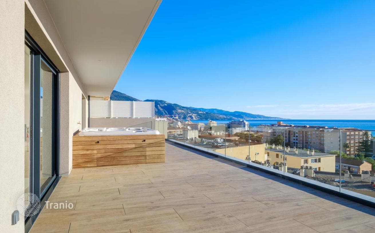 2-Bedroom Penthouse with Sea View in Roquebrune-Cap-Martin, photo 2