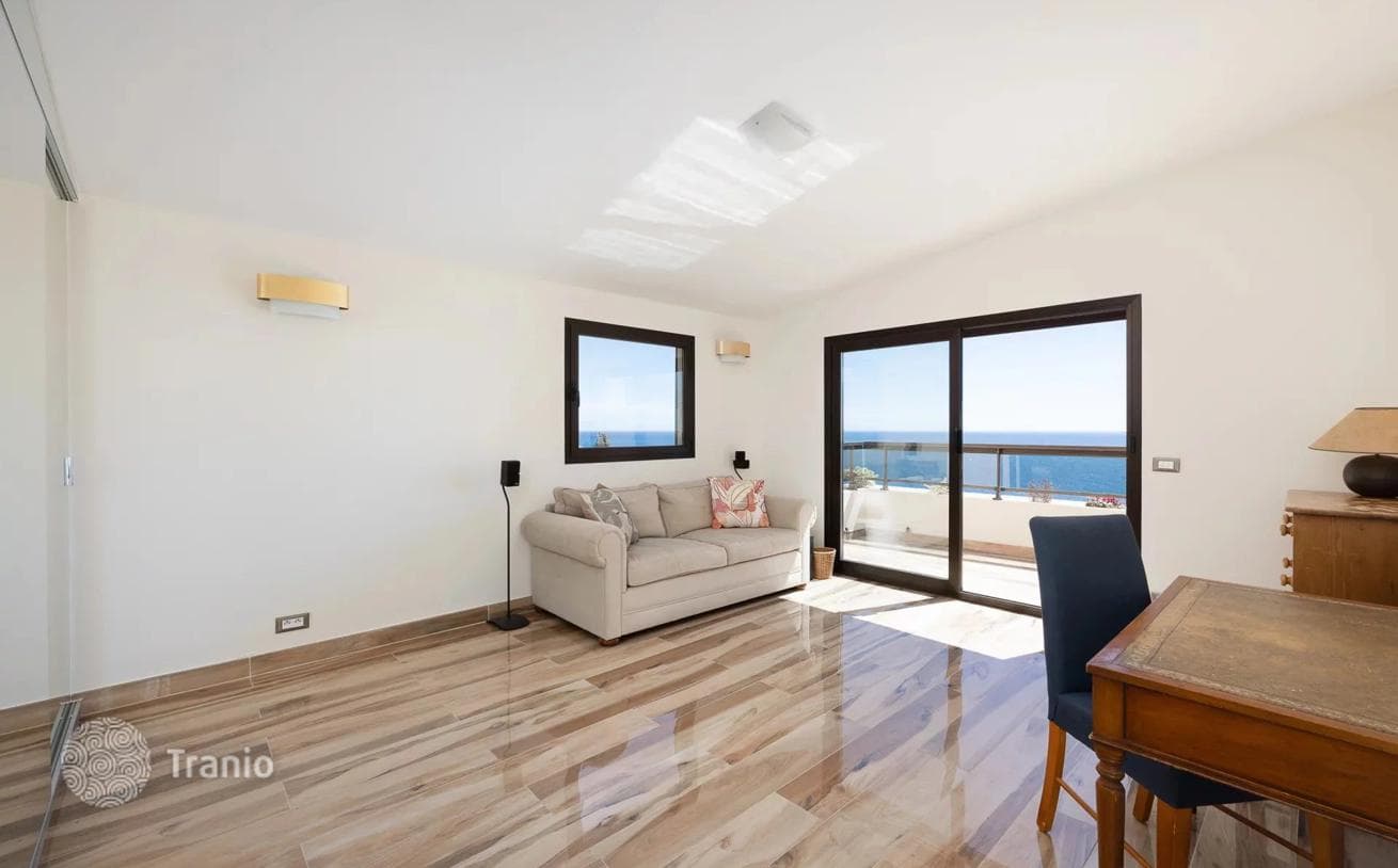 2-Bedroom Penthouse with Private Garden in Roquebrune-Cap-Martin, photo 4