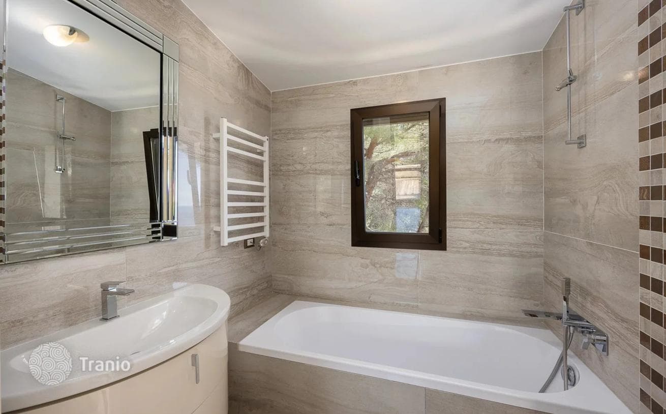 2-Bedroom Penthouse with Private Garden in Roquebrune-Cap-Martin, photo 5