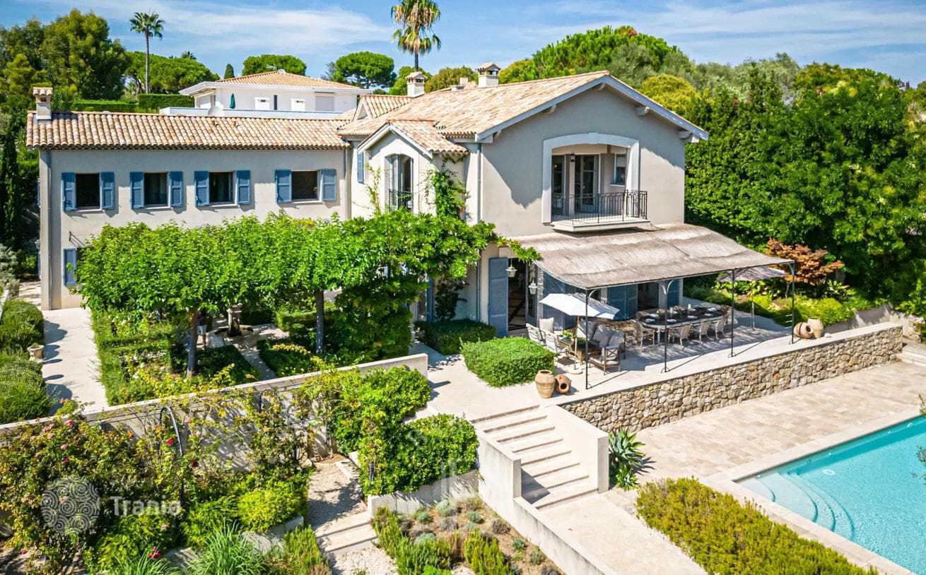 Luxury Villa with Pool and Tennis Court in Antibes, photo 2
