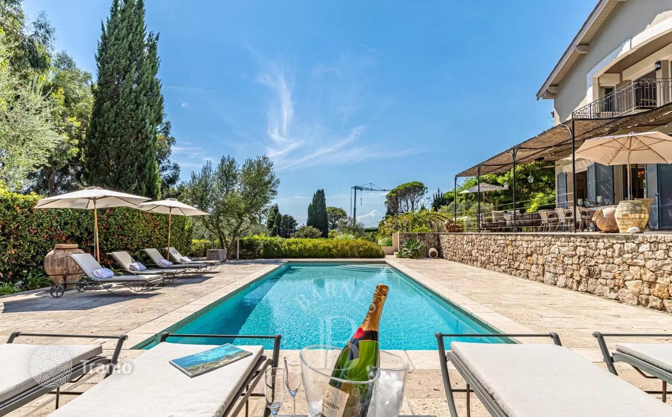 Luxury Villa with Pool and Tennis Court in Antibes, photo 3