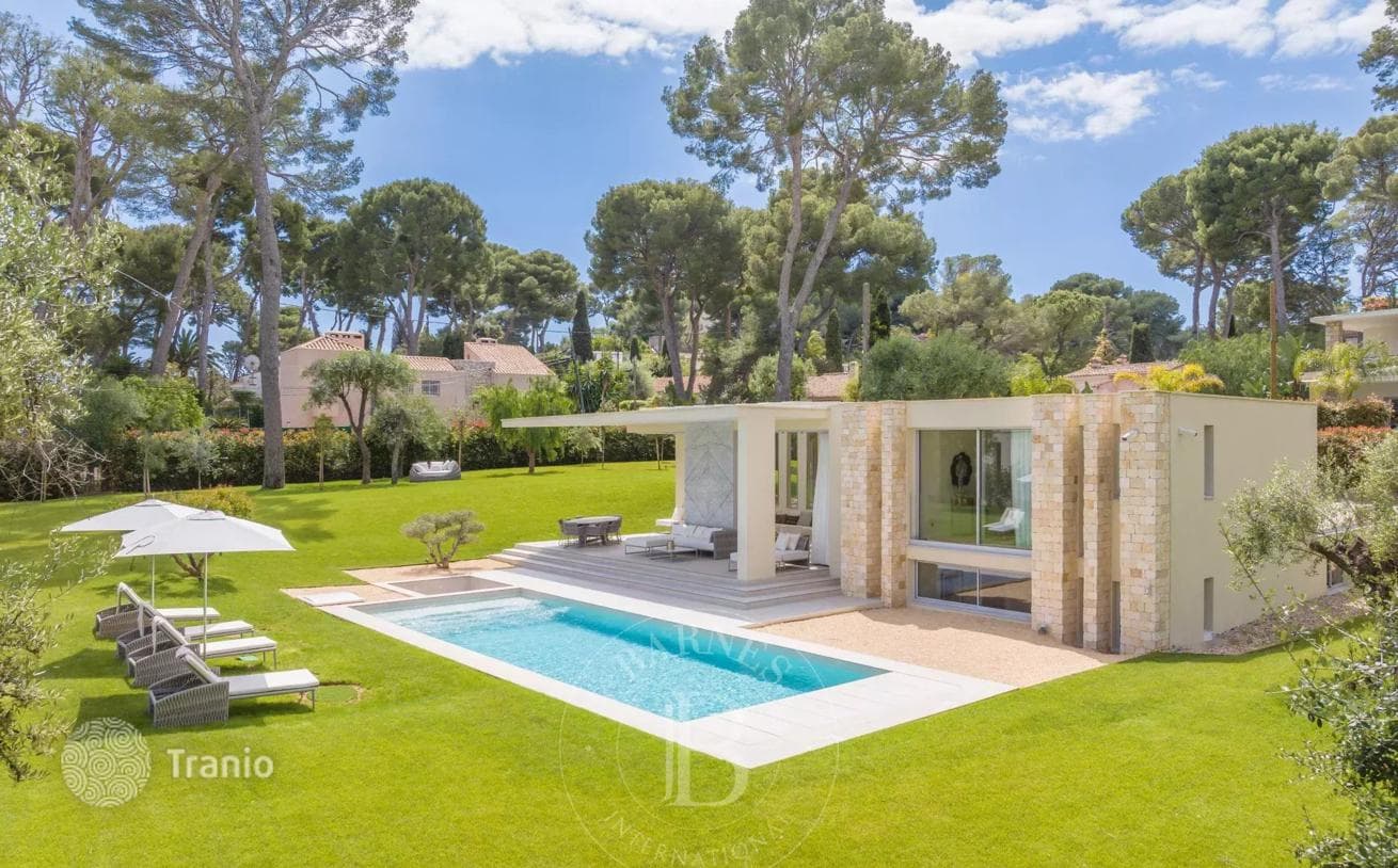 Sunny Villa with Heated Pool and Sea View in Antibes