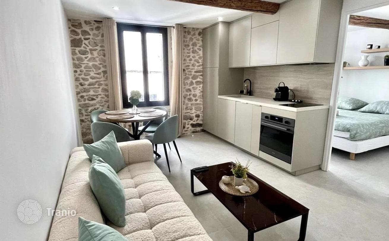 2-Bedroom Apartment in Old Antibes, photo 2