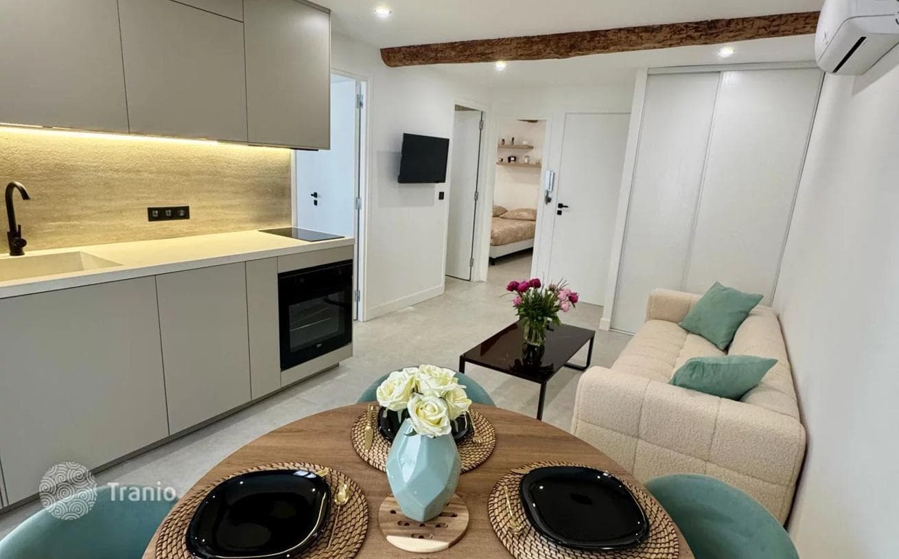 2-Bedroom Apartment in Old Antibes, photo 3