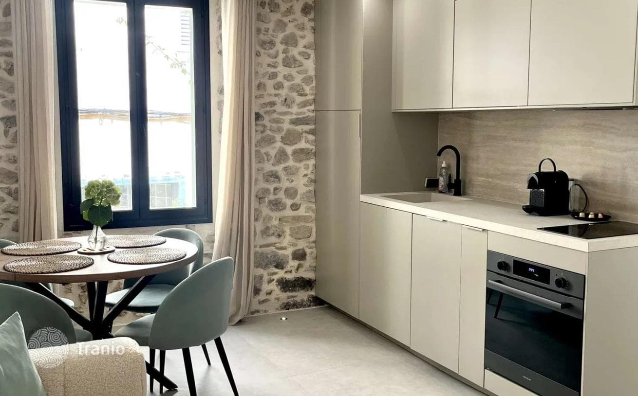 2-Bedroom Apartment in Old Antibes, photo 4