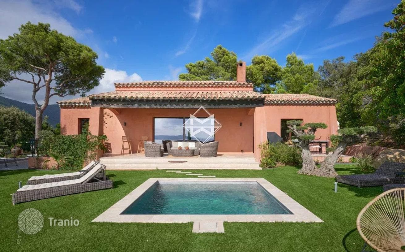 Luxury Villa with Private Pool, Mooring and Beach Access in Le Lavandou