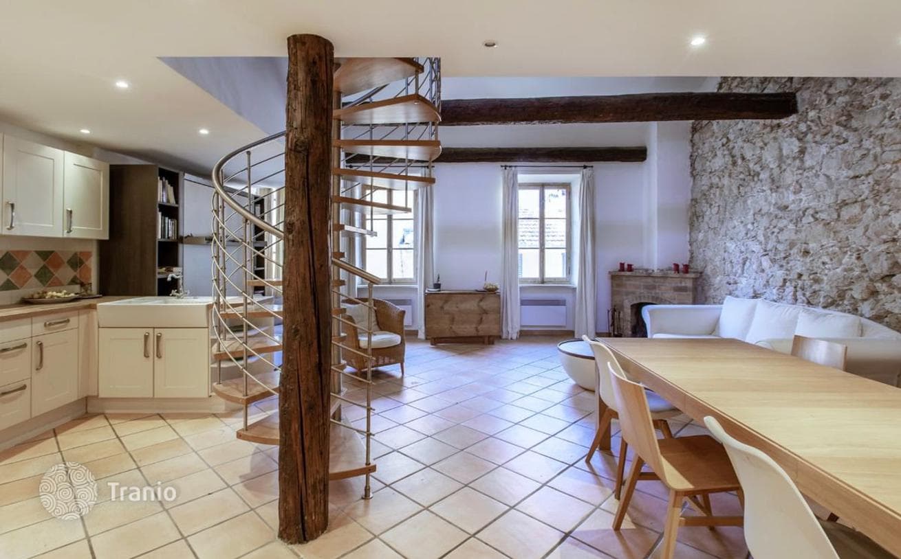 2-Bedroom Penthouse with Sea View in Villefranche-sur-Mer, photo 2