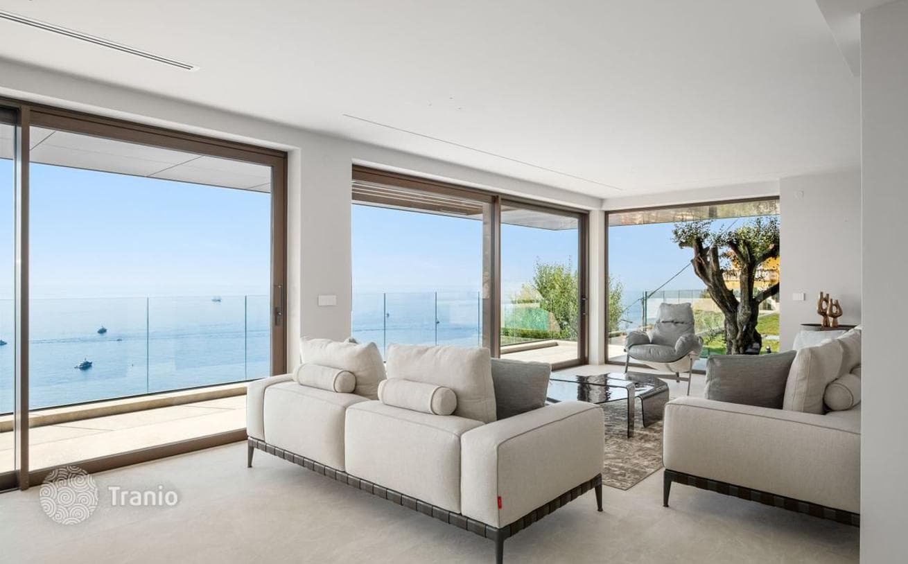 6-Bedroom Villa with Panoramic Sea Views in Roquebrune-Cap-Martin, photo 2