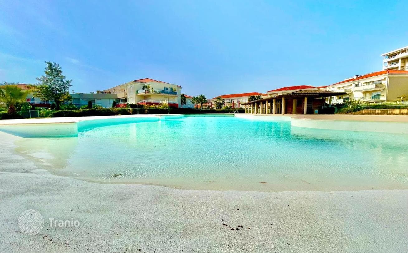 1-Bedroom Apartment with Terrace in Juan-les-Pins