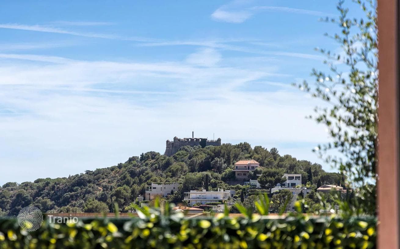 2-Bedroom Apartment with Terrace in Villefranche-sur-Mer