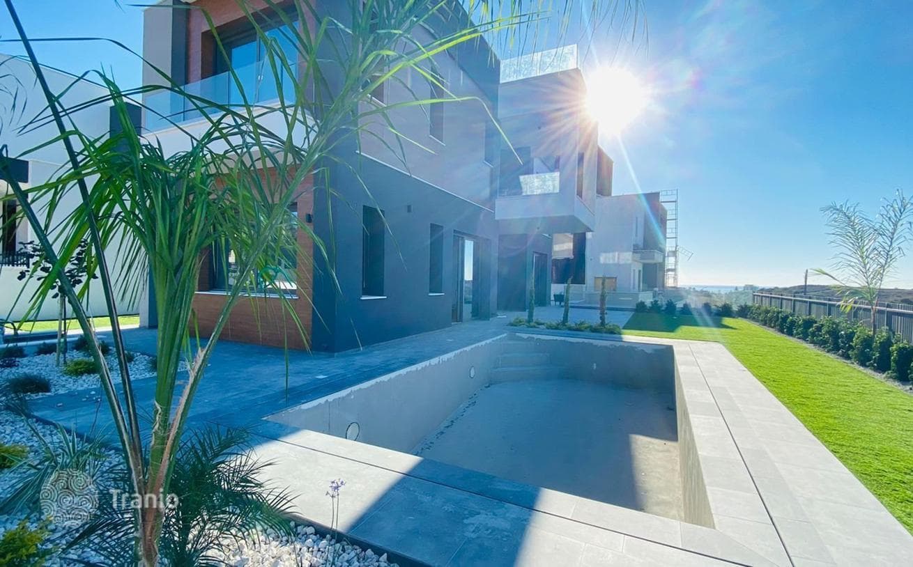4-Bedroom Villa with Mountain and Sea Views in Moutayiaka, Cyprus, photo 3