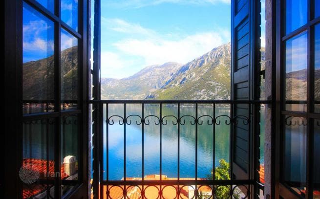 3-Bedroom Beachfront Apartment with Sea and Mountain Views in Kostanjica, Herceg Novi, photo 4