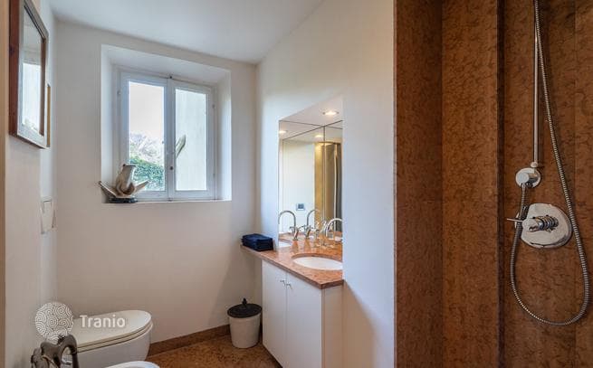 3-Bedroom Apartment in Historic Palazzo, Italy, photo 2