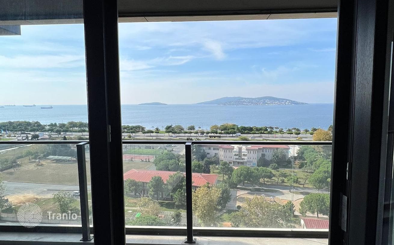 Spacious Apartments with Balconies 400 m from the Beach in Kartal, Istanbul