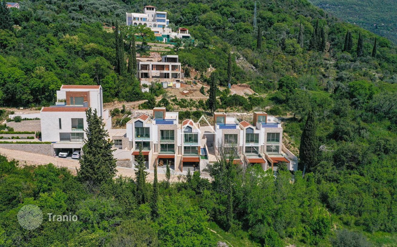 2-Bedroom Townhouse with Garage in Tivat, photo 3