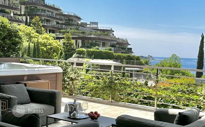 2-Bedroom Luxury Apartment with Sea View and Jacuzzi on Terrace in Budva