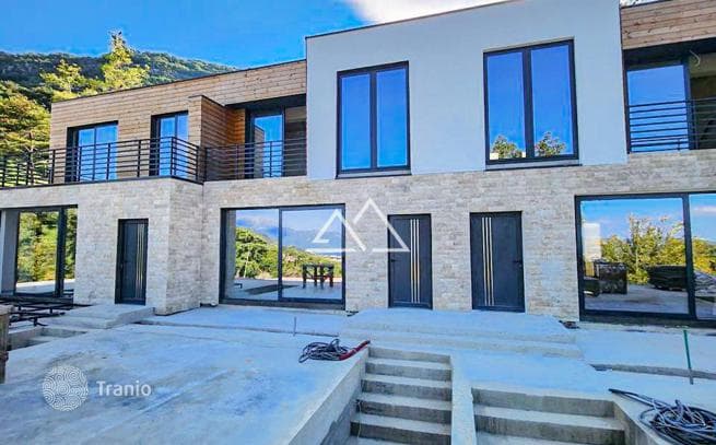3-Bedroom Townhouse with Garage in Tivat, photo 2