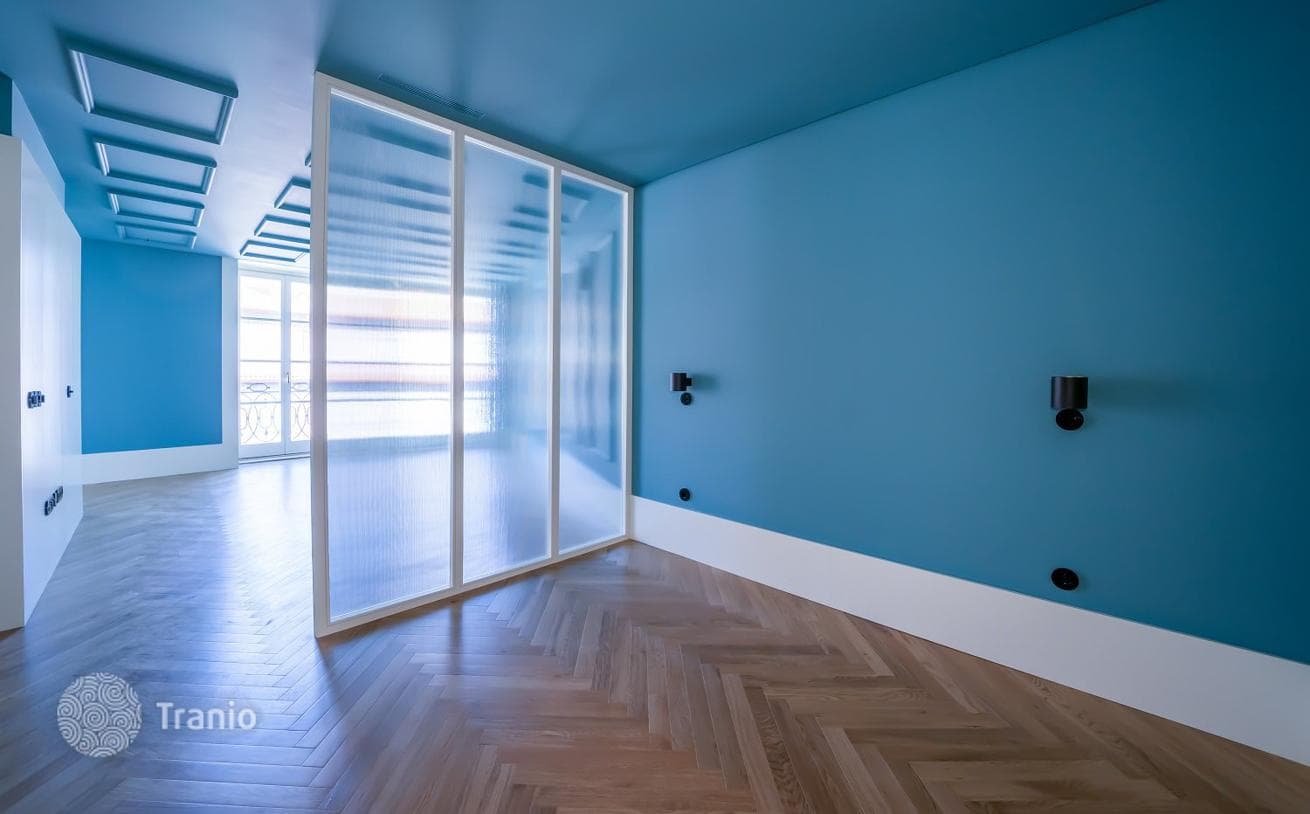 Apartment with Square View in Historic Building, Porto
