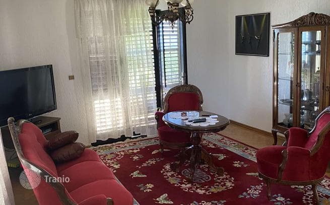Furnished House with Garages and Garden Near the Sea in Kumbar
