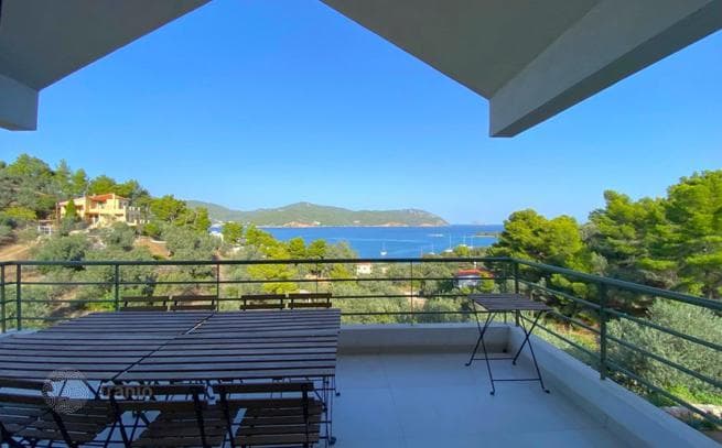 3-Bedroom Villa with Private Pool and Guest Studios in Galatás, Peloponnese, photo 2