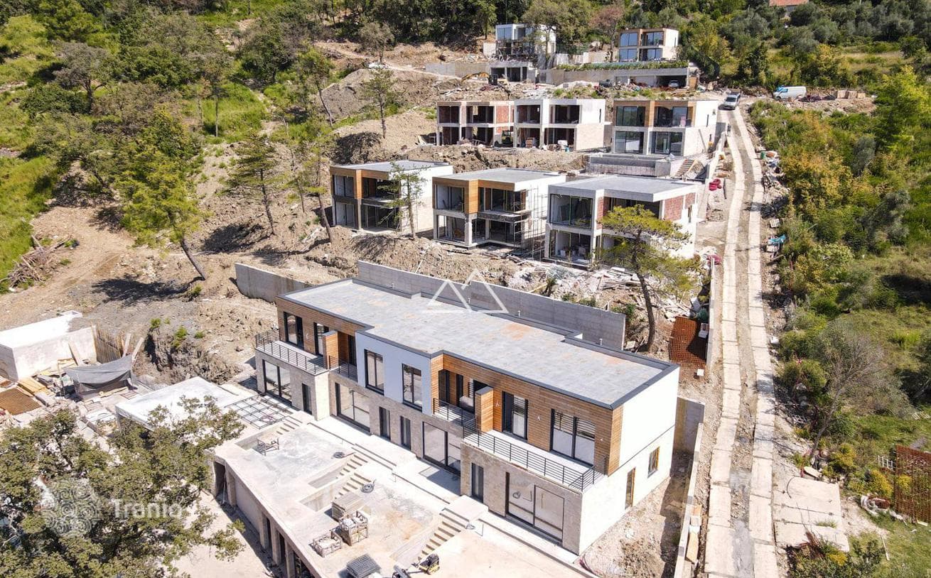 3-Bedroom Townhouse with Garage in Tivat, photo 4