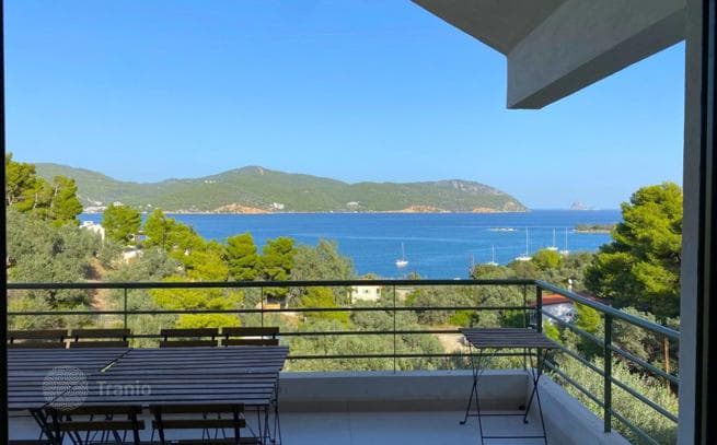 3-Bedroom Villa with Private Pool and Guest Studios in Galatás, Peloponnese, photo 3