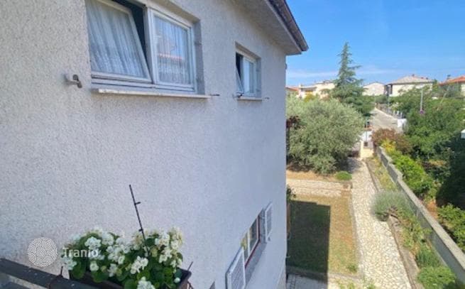 3-Bedroom House 420 m² in Pula, Dalmatia, photo 2