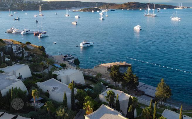 Beachfront 5-Bedroom Villa with Private Pool in Bodrum
