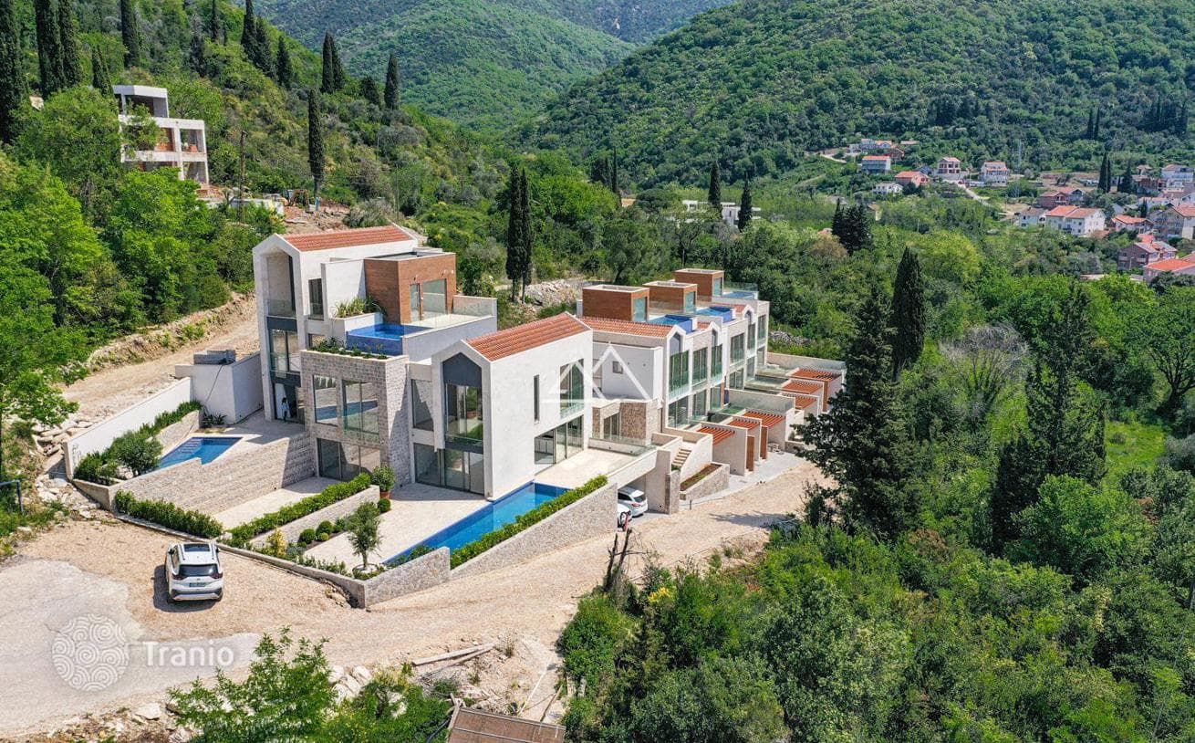 2-Bedroom Townhouse with Private Pool and Garage in Tivat, photo 2