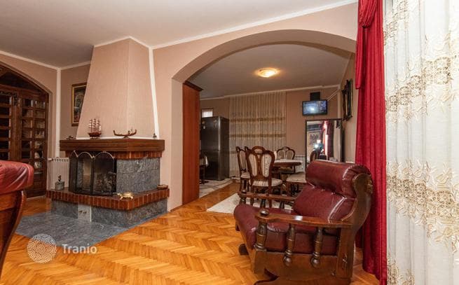 3-Bedroom House with Apartments 400 m from the Beach in Sutomoré, Bar