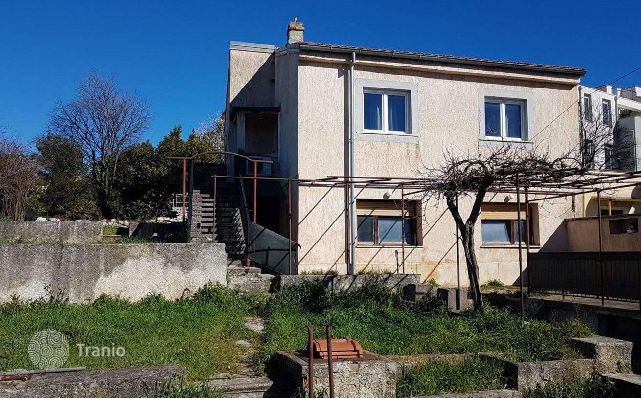 House with Two Apartments and Large Garden in Pula, photo 3
