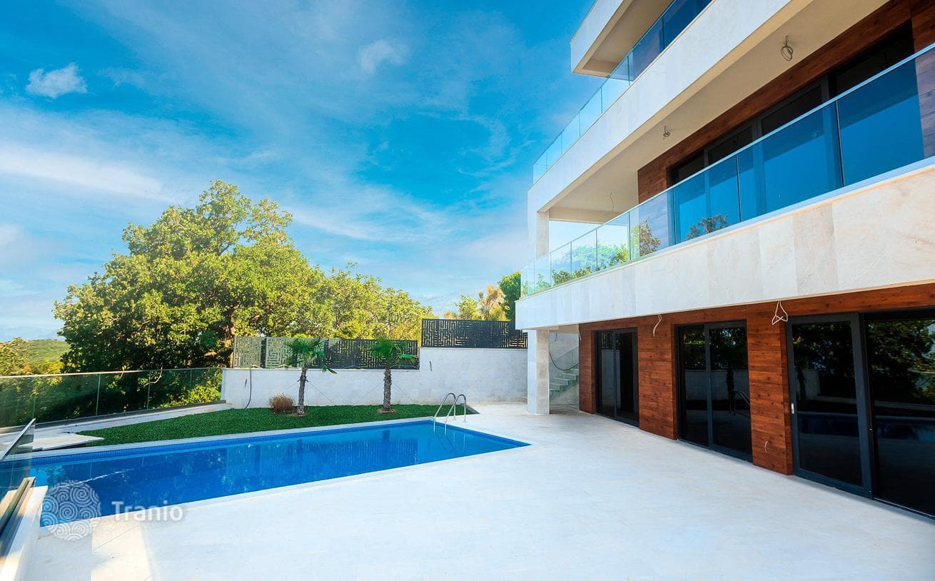 3-Bedroom Villa with Panoramic Sea Views and Private Pool in Rezevici, Budva, photo 2