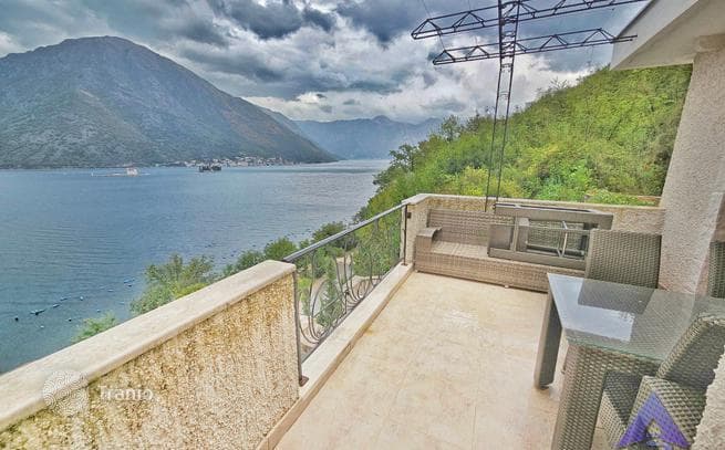 2-Bedroom Apartment with Garden and Strait View in Kostanjica, Herceg Novi