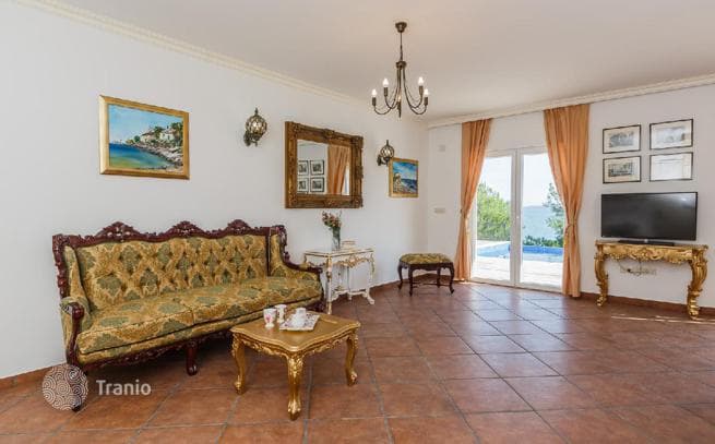 4-Bedroom Beachfront Villa with Private Pool in Trogir, photo 3