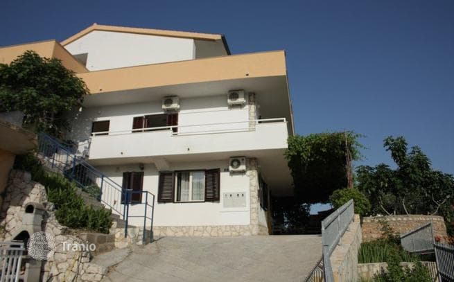 4-Unit House with Garden 150 m from the Beach in Omis, Dalmatia